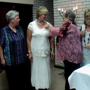 Me Rienie Lüdick ingehuldig as Overberg Sirkel se nuwe President met die nuwe bestuur. Vlnr: Nonnie de Bod Sekretaresse/Tesourier, Corrie Fourie Visie President en Rienie Lüdick